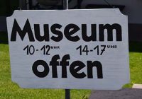 Schild mit den Öffnungszeiten vorm Museum