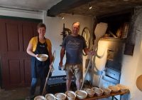 das Bäckerteam beim Brotbacken im alten Holzofen