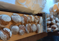 frisch gebackenes Brot aus dem Holzofen im Museum