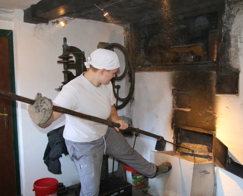 Bevor das Brot in den Ofen "eingeschossen" werden konnte, musste die Glut heraus