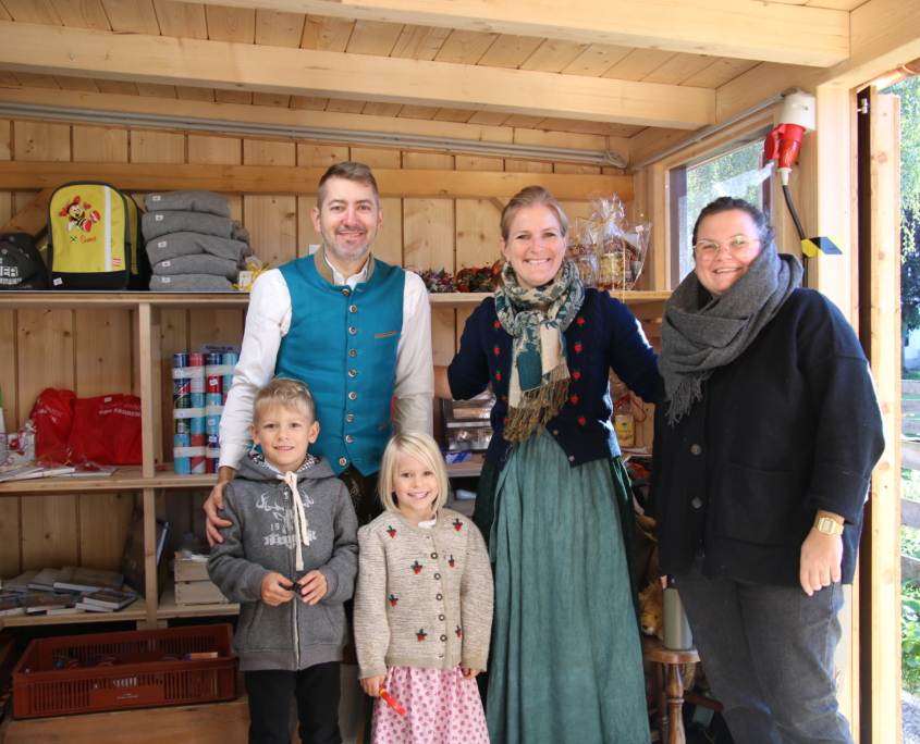 In der Tombolahütte mit vielen Preisen