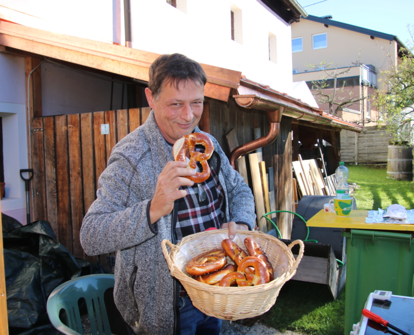 Gerald probiert schon mal die frischen Laugenbrezen