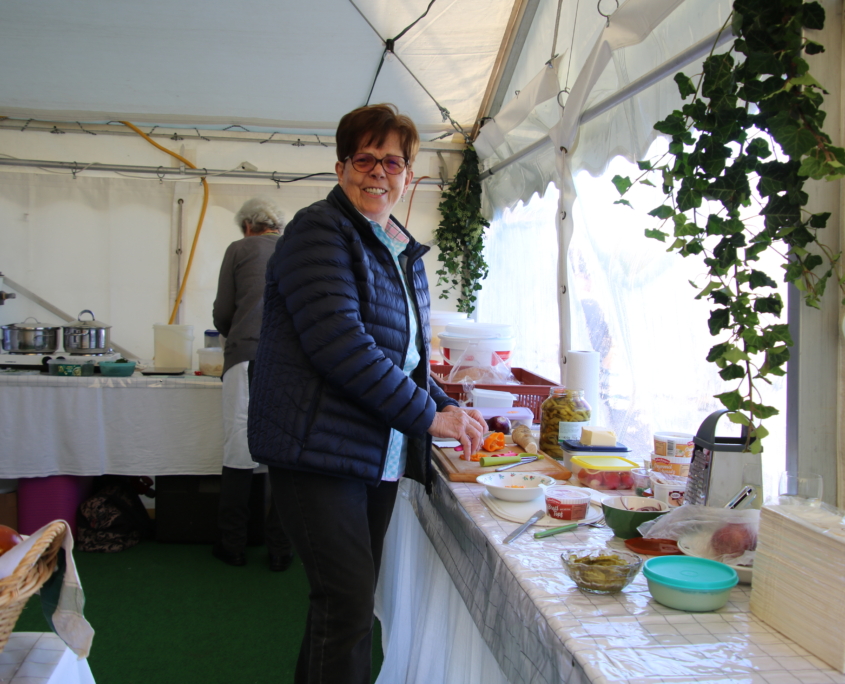 Margit bei der Produktion der belegten Brote