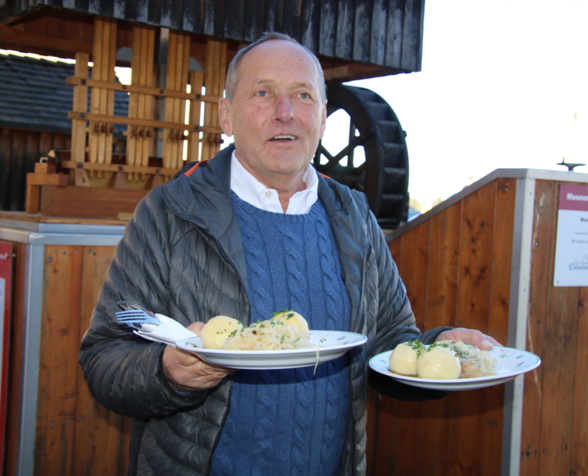 Hurra, noch zwei Portionen Knödel ergattert!